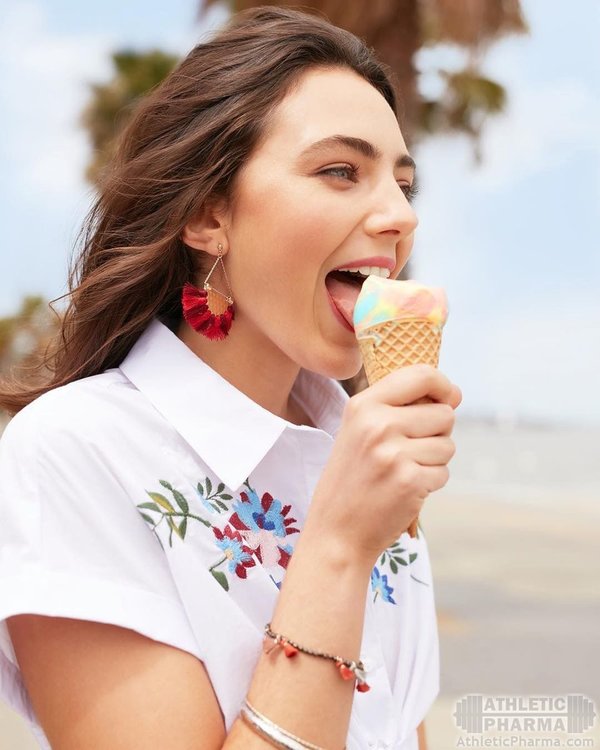 Девушка ест мороженое