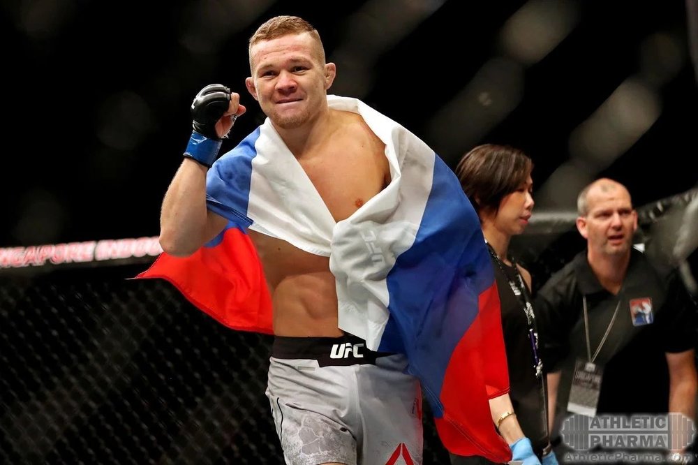 Российский боец UFC Петр Ян с флагом
